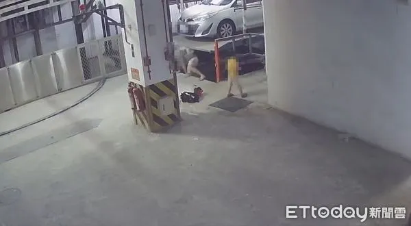 ▲▼二寶爸抱著1歲兒直墜B1驚悚畫面曝光，妻子和大兒子在旁目擊慘狀大崩潰。（圖／記者鄧木卿翻攝，下同）