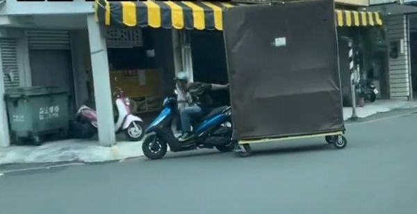 ▲男子單手騎車拖攤車畫面曝光，行徑誇張引發網友熱議。（圖／翻攝自社會事新聞影音、林東良翻攝）