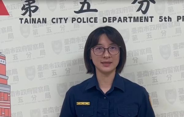 ▲男子單手騎車拖攤車畫面曝光，行徑誇張引發網友熱議。（圖／翻攝自社會事新聞影音、林東良翻攝）