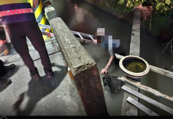 ▲阿公騎單車摔落水溝平安獲救。（圖／警方提供）