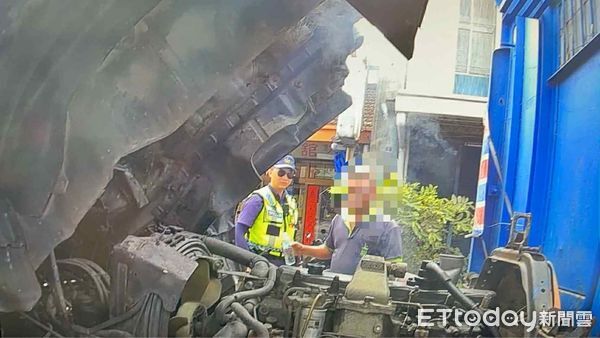 ▲大貨卡水箱過熱拋錨。（圖／記者楊晨東翻攝）