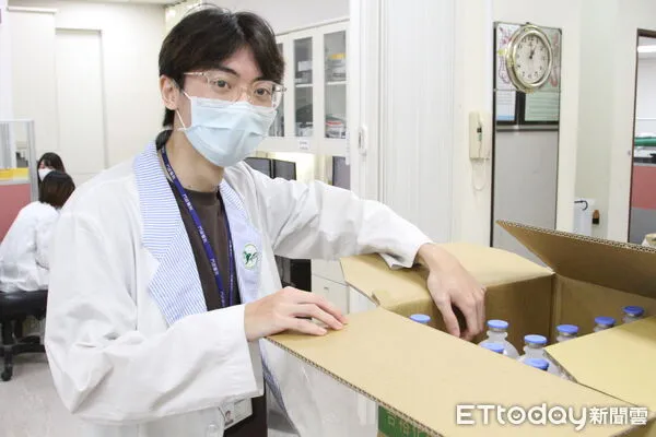 ▲門諾醫院藥劑科服務一年多的藥師陳博揚表示：獎學金1學期最高8.2萬元，是同期獎助學金最高的。（圖／門諾醫院提供，下同）