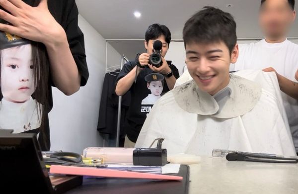 車銀優紀錄當兵前落髮過程，可以看到親朋好友都穿上他肖像的上衣，氣氛歡樂。（翻攝車銀優INS）