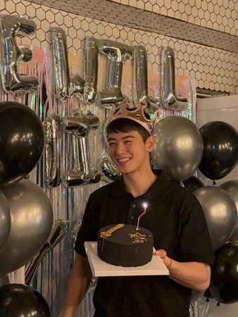 車銀優戴上王冠就像王子真人版。（翻攝車銀優INS）