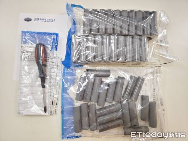 ▲▼專案小組起獲犯案工具與站牌之太陽能電池等贓證物   。（圖／記者陳洋翻攝）