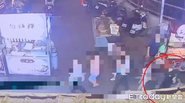 ▲▼徐男叫住李男要求他向女友人道歉，徐男（紅箭頭）與李男發生拉扯，李男女友（左一）喊「不要打我男朋友」             。（圖／記者陳以昇翻攝）