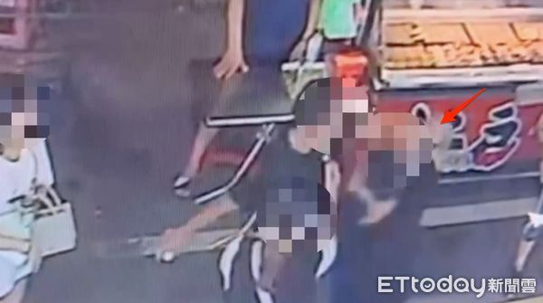 ▲▼徐男叫住李男要求他向女友人道歉，徐男（紅箭頭）與李男發生拉扯，李男女友（左一）喊「不要打我男朋友」             。（圖／記者陳以昇翻攝）