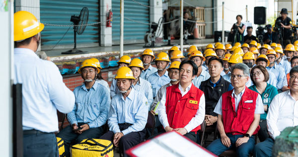 賴清德總統日前到台電新營處慰問基層員工辛勞，賴再度表達支持替員工加薪，但因為總統去年已經有類似承諾，台電人盼賴總統除了「坐而言」，也要「起而行」督促經濟部、台電。（圖／總統府提供）