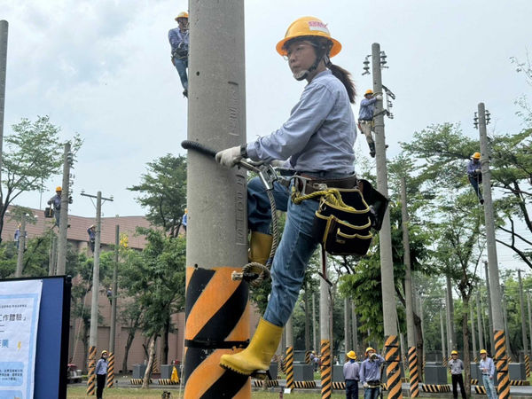 台電電力搶修人員養成非常不容易，但台電人的起薪低、又常要災後沒日沒夜出勤，工作風險高，如何留材也考驗台電公司及政府。（圖／報系資料照）