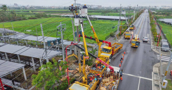 丹娜絲颱風雖是中度颱風，卻造成南部地區縣市嚴重斷電，台電工作人員傾全力修復，他們的辛苦，不僅賴總統看見了，全民也都看在眼裡（圖／台電提供）
