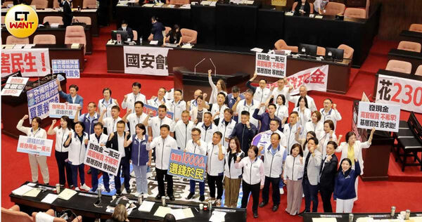 立院日前三讀通過普發現金特別預算，但行政院強烈反對，主張將錢留下來撥補台電千億，還要求國人共同體恤台電人的辛苦，引發台電產業工會不滿。（圖／周志龍攝）
