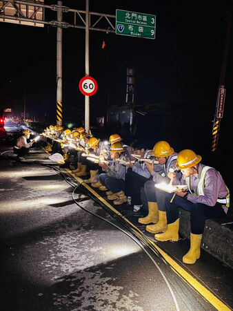 楊家法主張，從台電員工的角度，盼望公司能先將基層分類人員薪水調高一點，不要將原本非台電人應做的事攬下來，盡量減輕台電人的工作負擔，才有助台電留材。圖為台電人復電後，席地而坐休息吃便當（圖／翻攝自台電電力粉絲團）