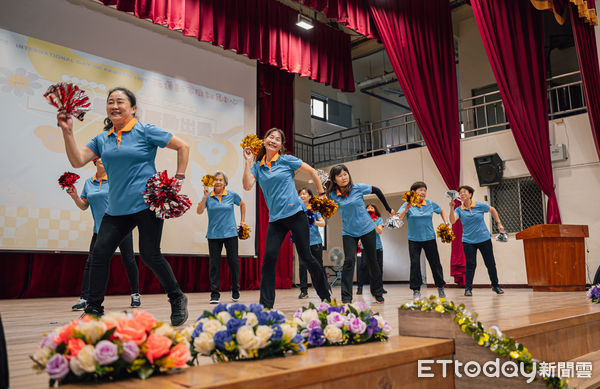 ▲▼花蓮縣家庭教育中心志工團隊榮獲教育部「全國家庭教育績優志工團隊」殊榮。（圖／花蓮縣政府提供，下同）