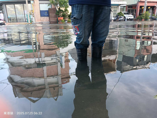 屏東縣東港鎮道路積水嚴重。（圖／葉而項臉書）