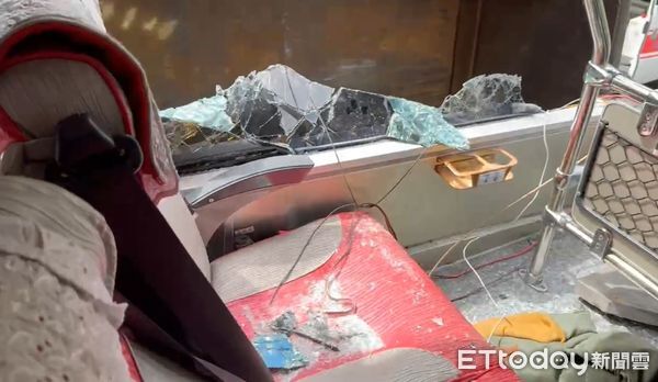 ▲▼新北市萬里區景美路磚廠公車站牌前車禍，國光客運遭撞內部曝光。（圖／記者郭世賢翻攝）