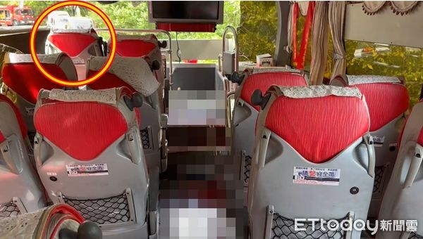 ▲▼新北市萬里區景美路磚廠公車站牌前車禍，國光客運遭撞內部曝光。（圖／記者郭世賢翻攝）