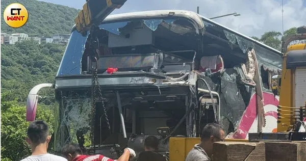 國光客運與砂石車相撞釀嚴重死傷，女高中生還原驚恐過程。（圖／沈建邦攝）