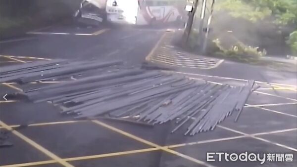 ▲新北萬里重大車禍釀1死14輕重傷，車禍最新撞擊畫面曝光。（圖／記者郭世賢翻攝，下同）