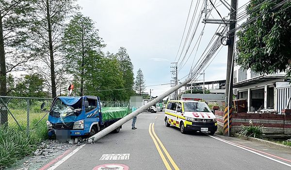 ▲桃園市陳姓男子昨天下午駕駛小貨車行經八德區長安街時，失控撞斷路旁電線桿，警消到場處理。（圖／八德警方提供）