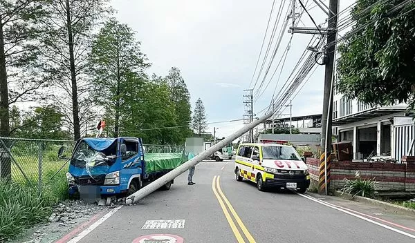 ▲桃園市陳姓男子昨天下午駕駛小貨車行經八德區長安街時，失控撞斷路旁電線桿，警消到場處理。（圖／八德警方提供）