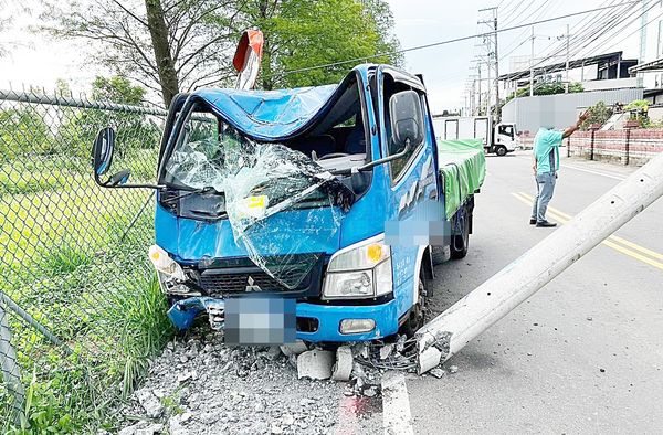 ▲桃園市陳姓男子昨天下午駕駛小貨車行經八德區長安街時，失控撞斷路旁電線桿，小貨車車頭嚴重毀損。（圖／八德警方提供）