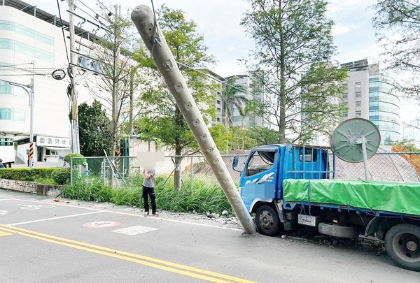 ▲桃園市陳姓男子昨天下午駕駛小貨車行經八德區長安街時，失控撞斷路旁電線桿，電桿基部斷裂傾斜。（圖／八德警方提供）