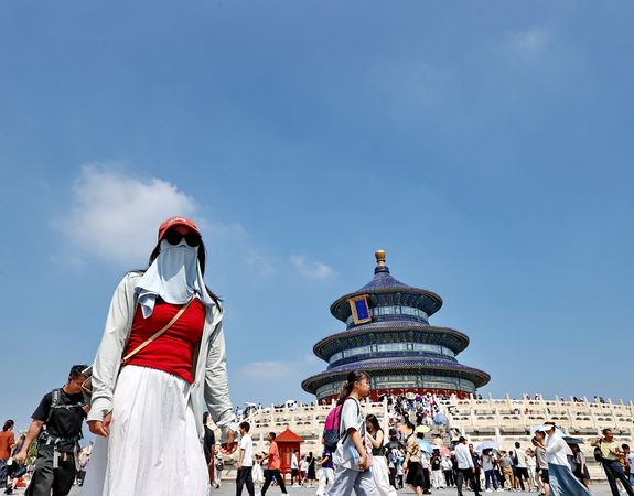 ▲大陸7月高溫天氣持續，民眾使出渾身解術避暑。（圖／CFP）