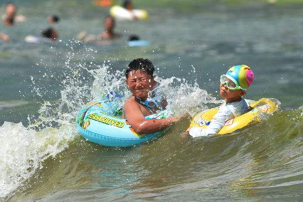 ▲大陸7月高溫天氣持續，民眾使出渾身解術避暑。（圖／CFP）