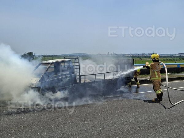 ▲▼萬大橋火燒車，貨車燒成大火球，駕駛竄逃。（圖／民眾提供）