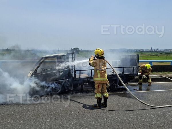 ▲▼萬大橋火燒車，貨車燒成大火球，駕駛竄逃。（圖／民眾提供）