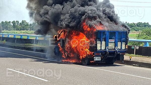 ▲▼萬大橋火燒車，貨車燒成大火球，駕駛竄逃。（圖／民眾提供）