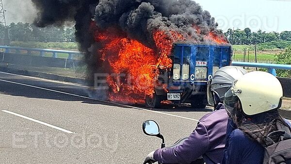 ▲▼萬大橋火燒車，貨車燒成大火球，駕駛竄逃。（圖／民眾提供）