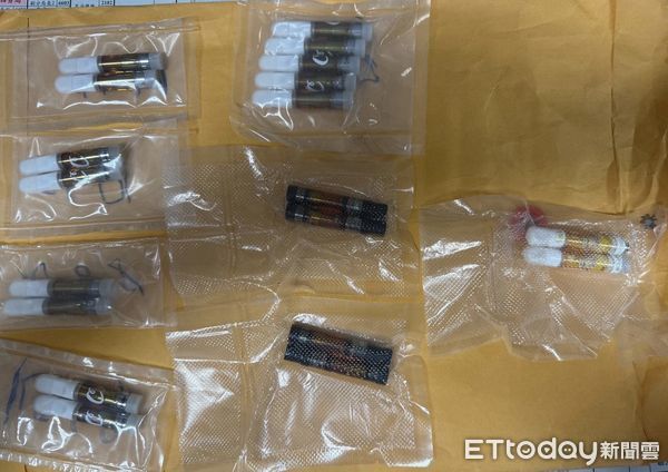 ▲台南市警大隊查獲毒品交易案，現場起出大麻煙油、LSD毒品郵票與吸食器等證物。（記者林東良翻攝，下同）