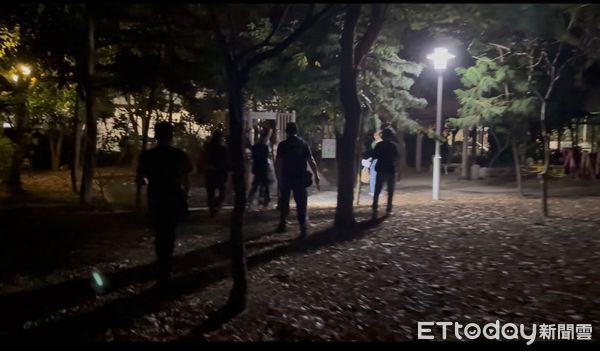 ▲台南市警大隊查獲毒品交易案，現場起出大麻煙油、LSD毒品郵票與吸食器等證物。（記者林東良翻攝，下同）