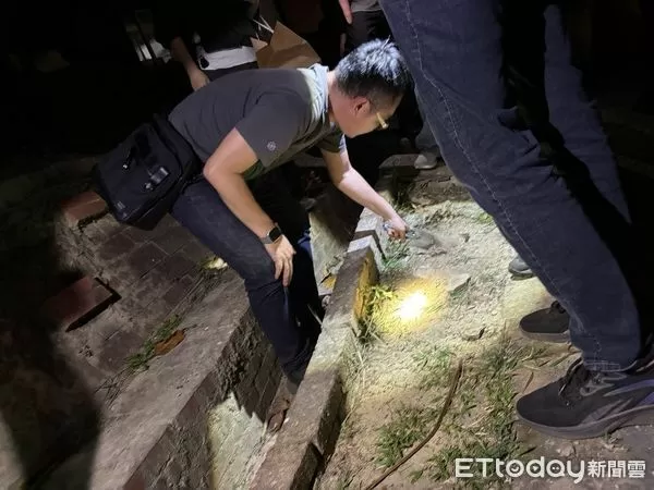 ▲台南市警大隊查獲毒品交易案，現場起出大麻煙油、LSD毒品郵票與吸食器等證物。（記者林東良翻攝，下同）