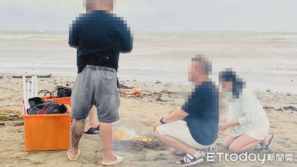 ▲▼屏東佳樂水漁村公園沙灘昨日傳出民眾下水後失聯，今日上午家屬前往事故地點焚香 。（圖／記者陳崑福翻攝）