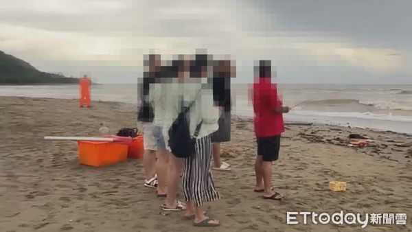 ▲▼屏東佳樂水漁村公園沙灘昨日傳出民眾下水後失聯，今日上午家屬前往事故地點焚香 。（圖／記者陳崑福翻攝）