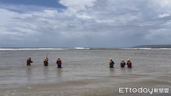 ▲▼屏東佳樂水漁村公園沙灘昨日傳出民眾下水後失聯，今日上午家屬前往事故地點焚香 。（圖／記者陳崑福翻攝）