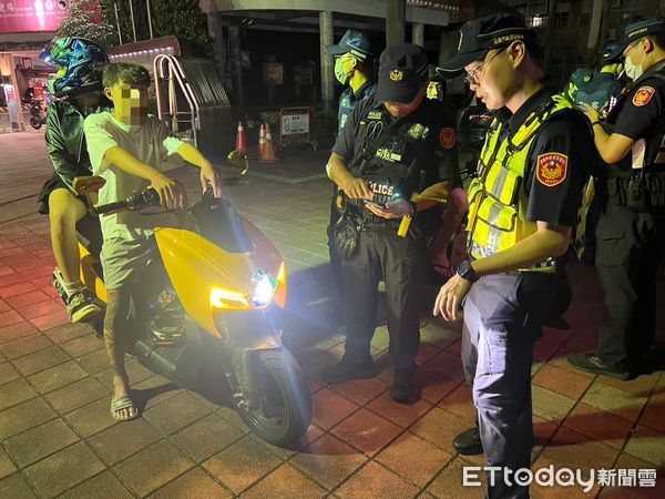 ▲台南市警五分局於民德國中周邊執行暑期噪音車聯合稽查，現場稽查改裝排氣管與燈具等違規情形。（記者林東良翻攝，下同）