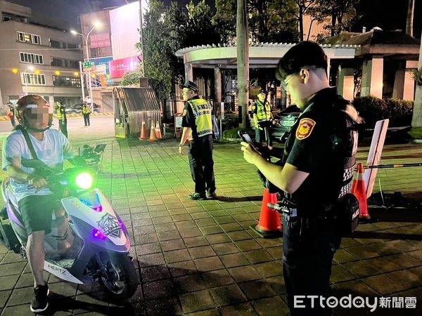 ▲台南市警五分局於民德國中周邊執行暑期噪音車聯合稽查，現場稽查改裝排氣管與燈具等違規情形。（記者林東良翻攝，下同）