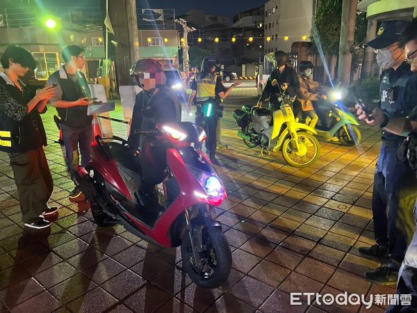 ▲台南市警五分局於民德國中周邊執行暑期噪音車聯合稽查，現場稽查改裝排氣管與燈具等違規情形。（記者林東良翻攝，下同）