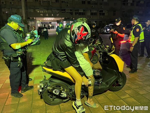 ▲台南市警五分局於民德國中周邊執行暑期噪音車聯合稽查，現場稽查改裝排氣管與燈具等違規情形。（記者林東良翻攝，下同）