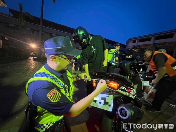 ▲台南市警五分局於民德國中周邊執行暑期噪音車聯合稽查，現場稽查改裝排氣管與燈具等違規情形。（記者林東良翻攝，下同）