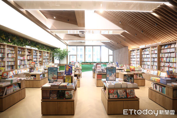 ▲統一Dream Plaza，博客來書店進駐24小時營業。（圖／記者林敬旻攝）