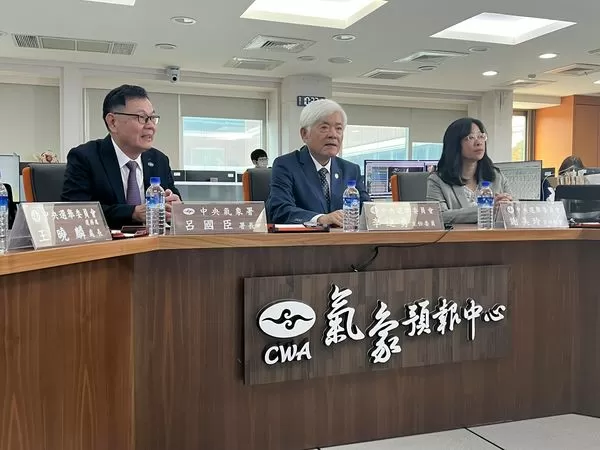 ▲▼中選會主委李進勇拜會交通部中央氣象署署長呂國臣。（圖／中選會提供）