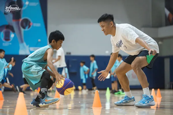 ▲于煥亞、唐維傑變身海派教頭指導學員。（圖／高雄全家海神提供）