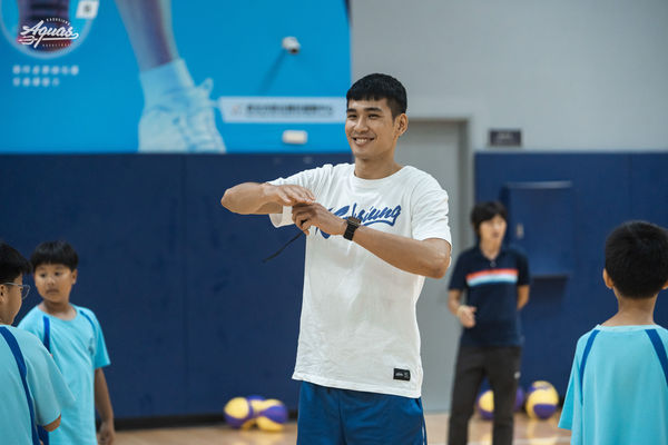 ▲于煥亞、唐維傑變身海派教頭指導學員。（圖／高雄全家海神提供）