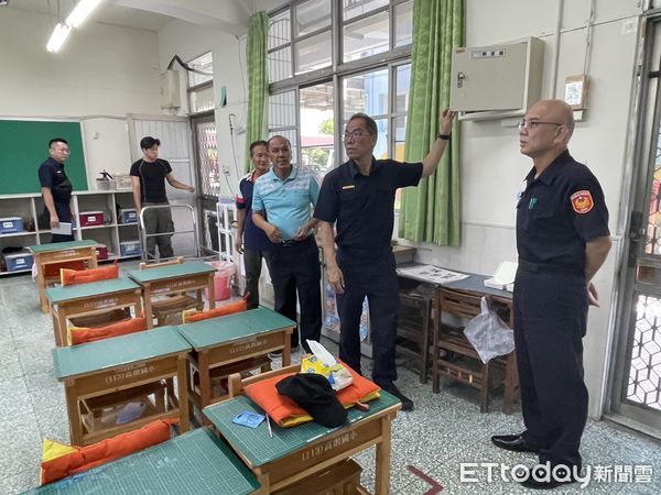 ▲里港警分局長溫基興率員會勘投開票所。（圖／記者陳崑福翻攝）