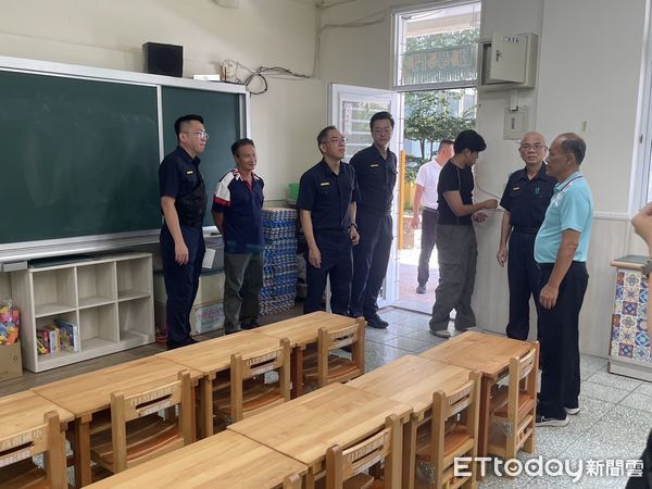 ▲里港警分局長溫基興率員會勘投開票所。（圖／記者陳崑福翻攝）