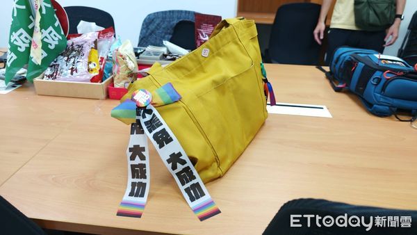 ▲▼民進黨立委陳培瑜講飄帶。（圖／記者陳煥丞攝）